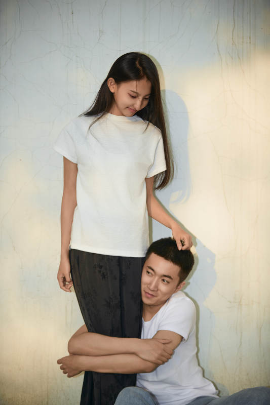 户外在夕阳下的恩爱年轻情侣