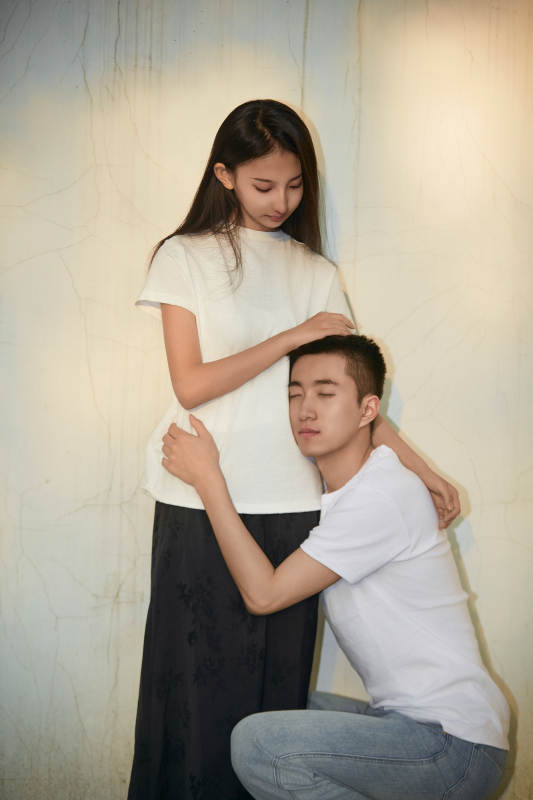 户外在夕阳下的恩爱年轻情侣