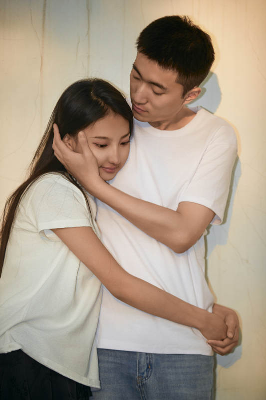 户外在夕阳下的恩爱年轻情侣