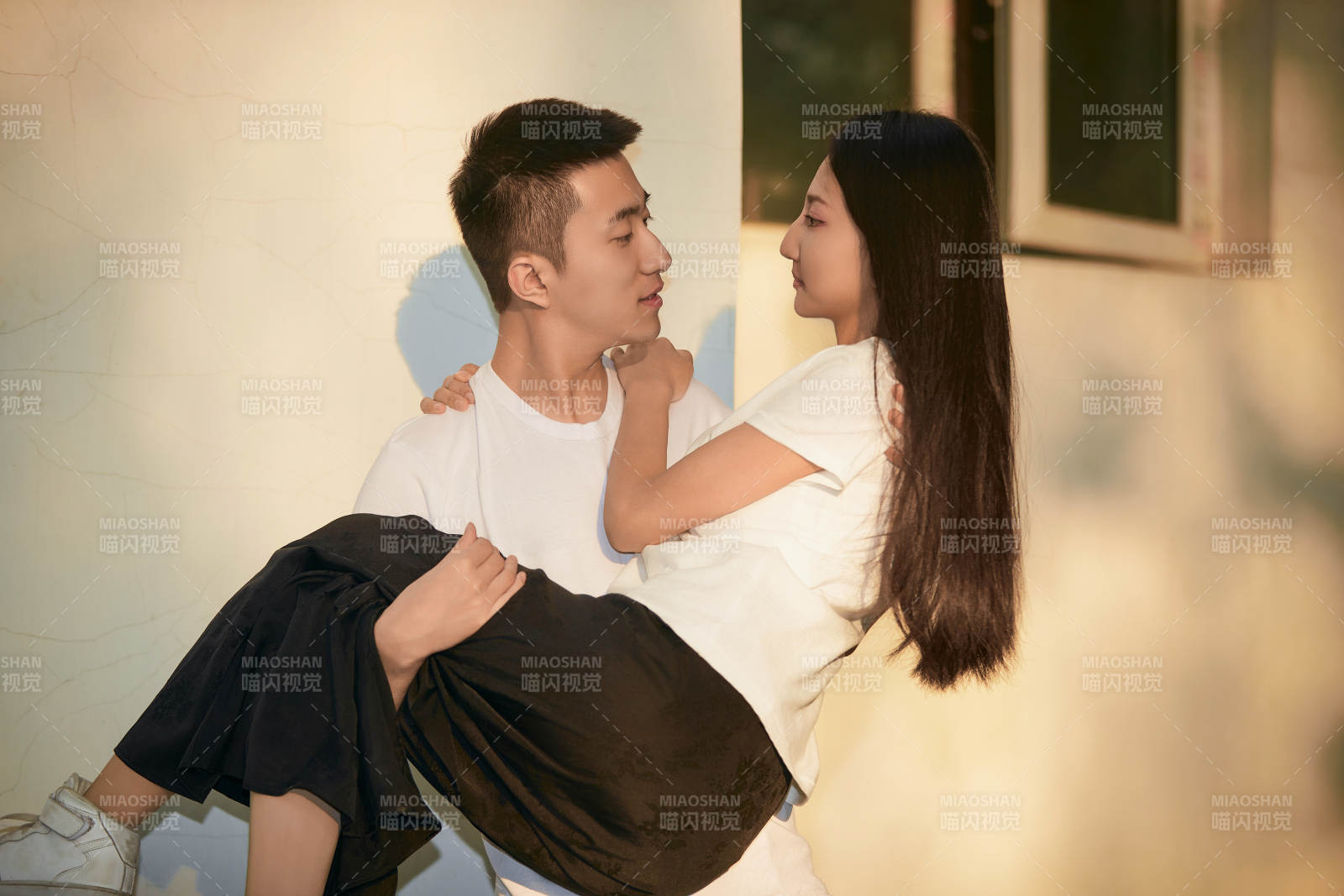 户外在夕阳下的恩爱年轻情侣