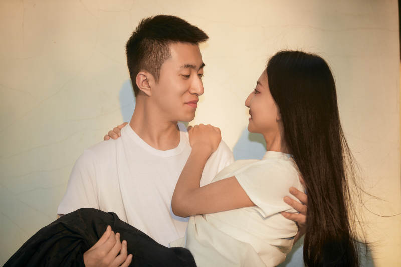 户外在夕阳下的恩爱年轻情侣