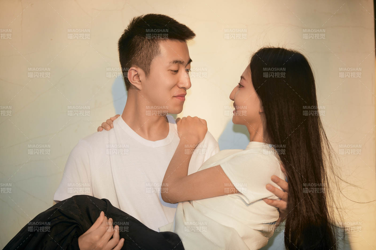 户外在夕阳下的恩爱年轻情侣