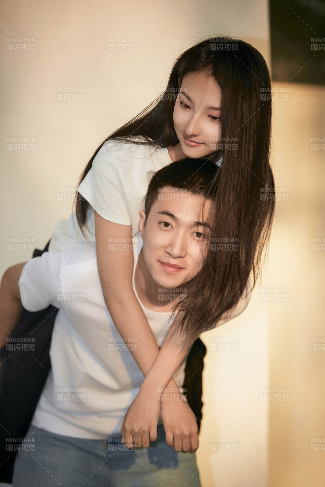 户外在夕阳下的恩爱年轻情侣