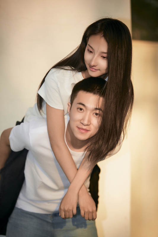 户外在夕阳下的恩爱年轻情侣