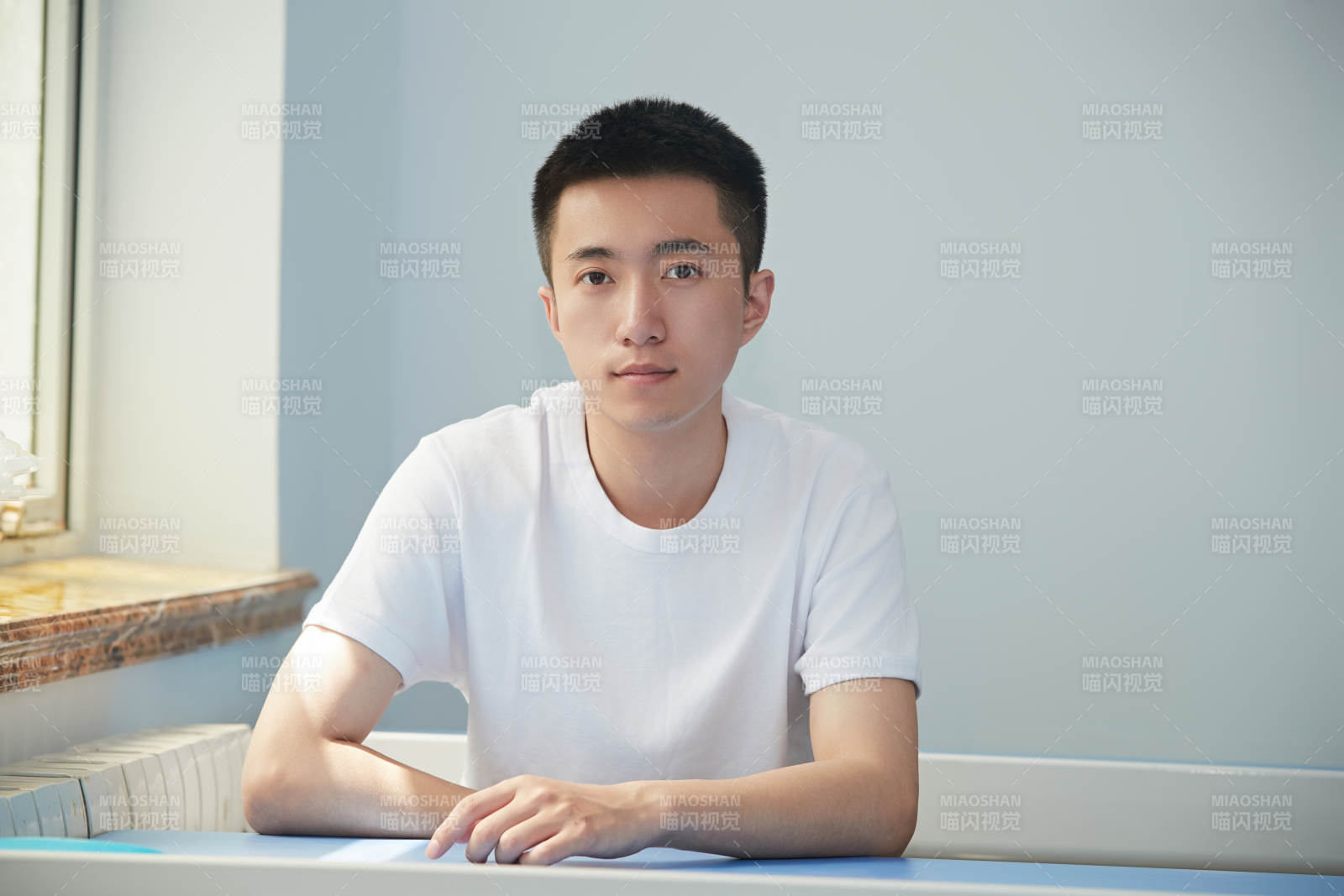 坐在教室里的帅气男青年