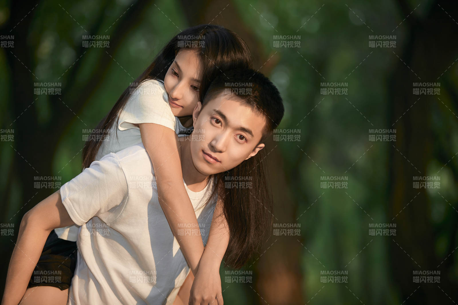 户外在夕阳下的恩爱年轻情侣