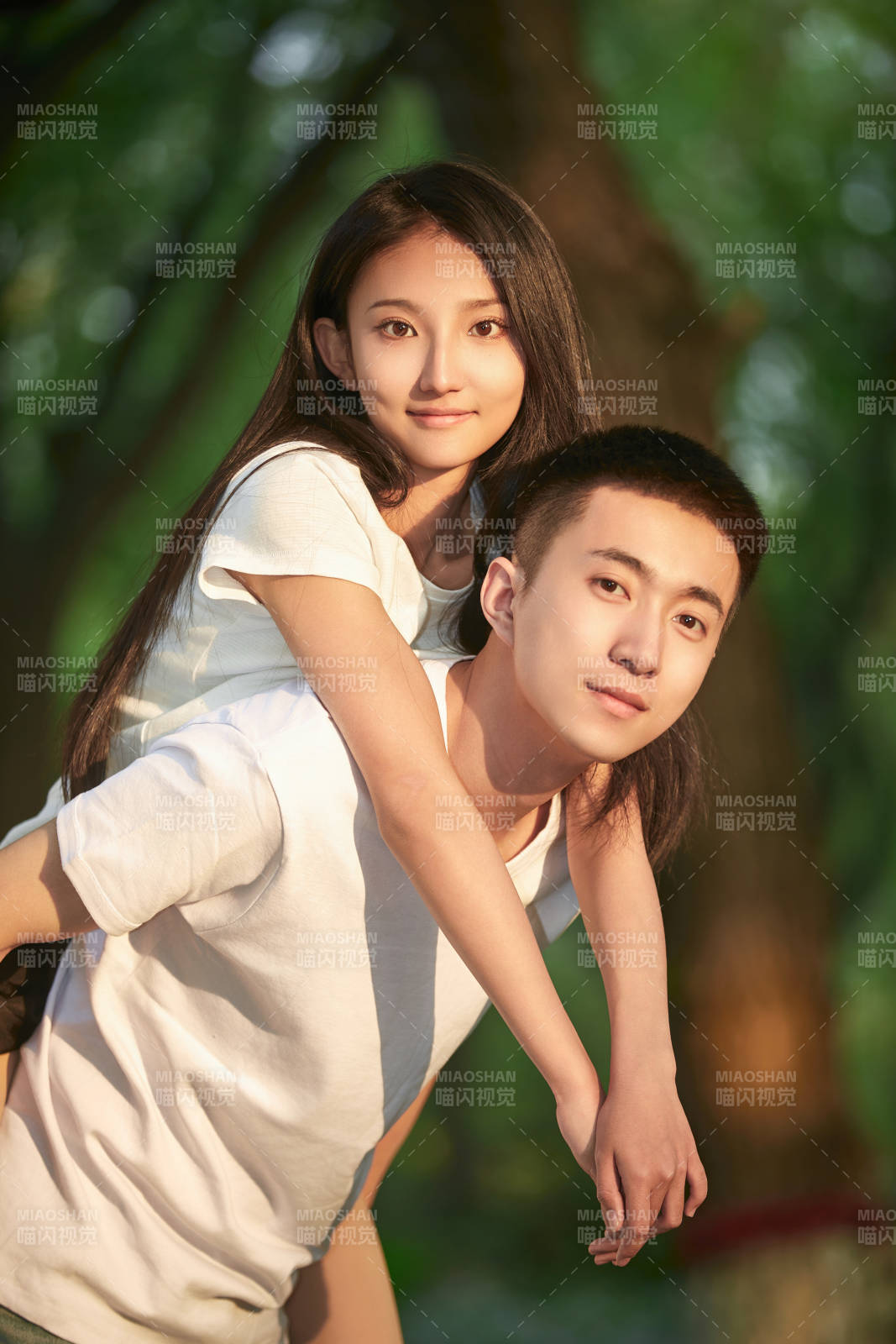 户外在夕阳下的恩爱年轻情侣