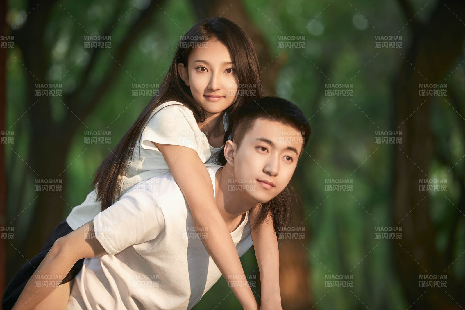 戶外在夕陽下的恩愛年輕情侶