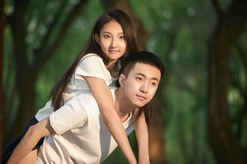 戶外在夕陽下的恩愛年輕情侶