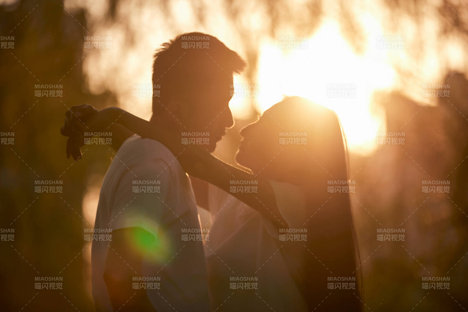 户外在夕阳下的恩爱年轻情侣