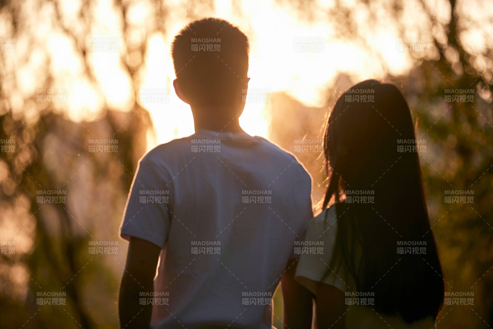 户外在夕阳下的恩爱年轻情侣