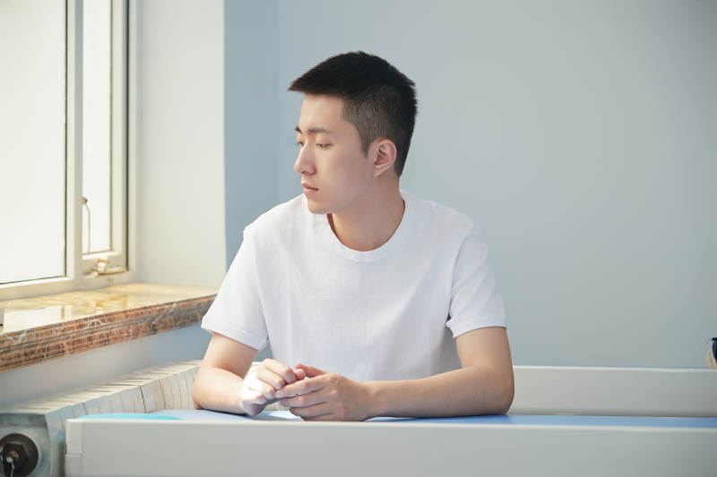 坐在教室里的帅气男青年