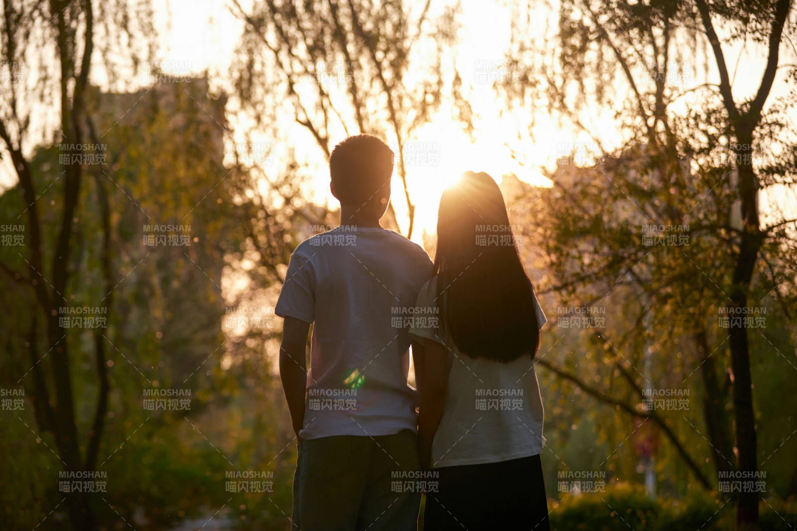 户外在夕阳下的恩爱年轻情侣