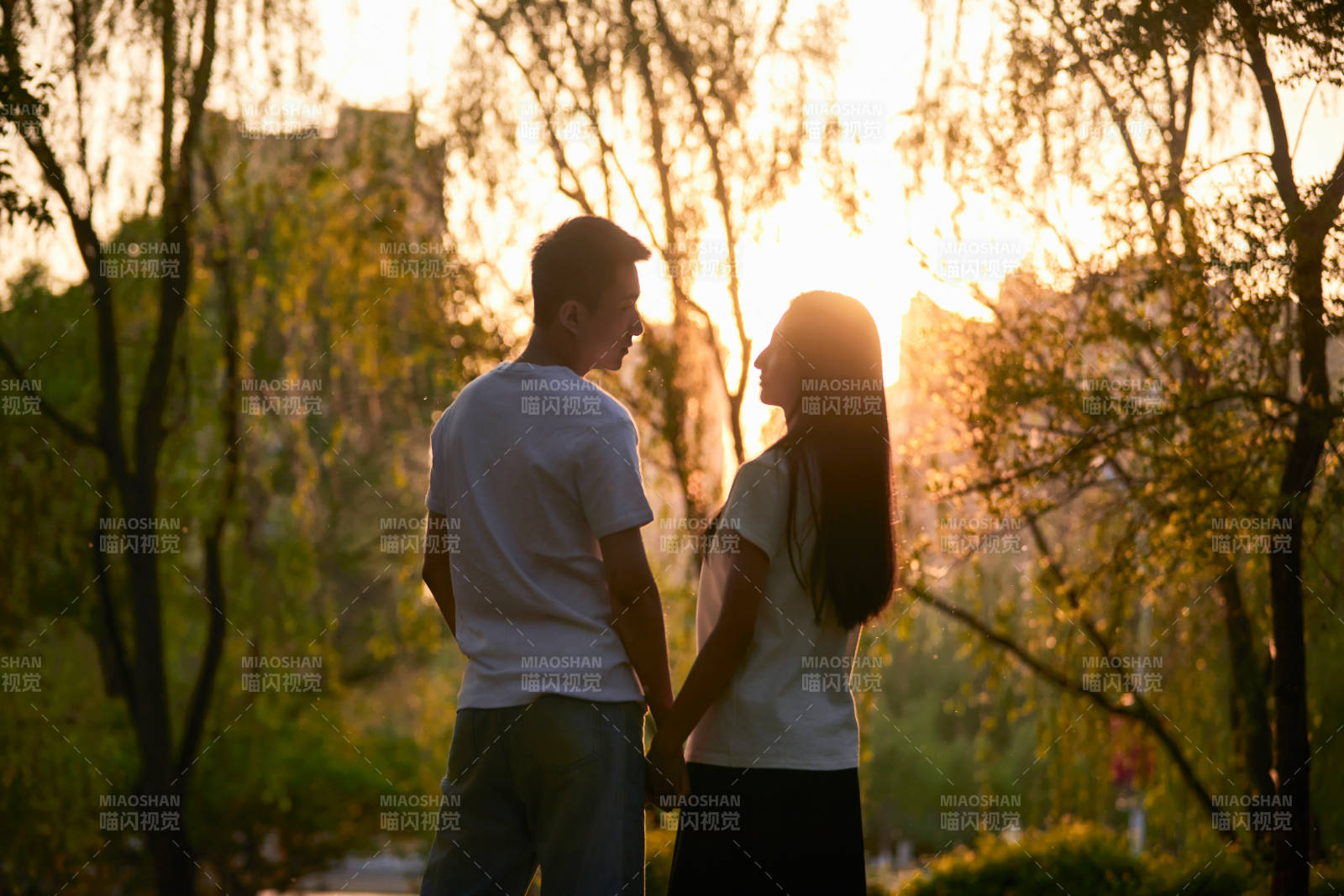 户外在夕阳下的恩爱年轻情侣