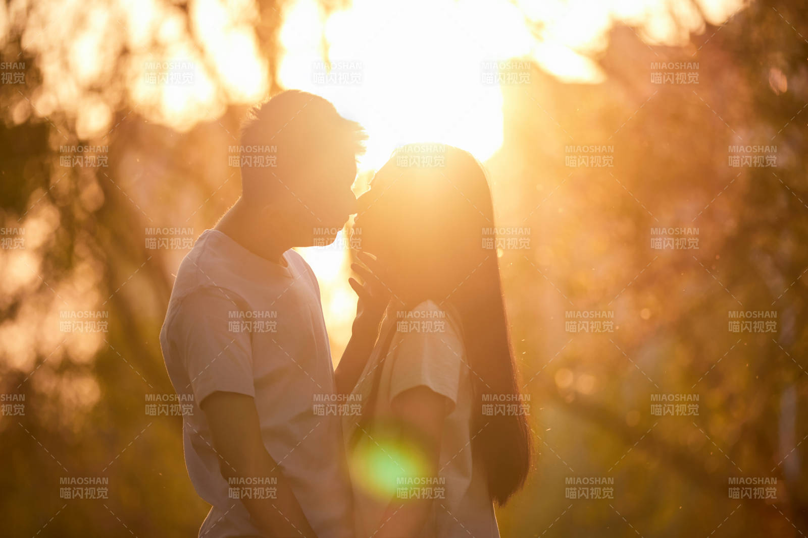 户外在夕阳下的恩爱年轻情侣