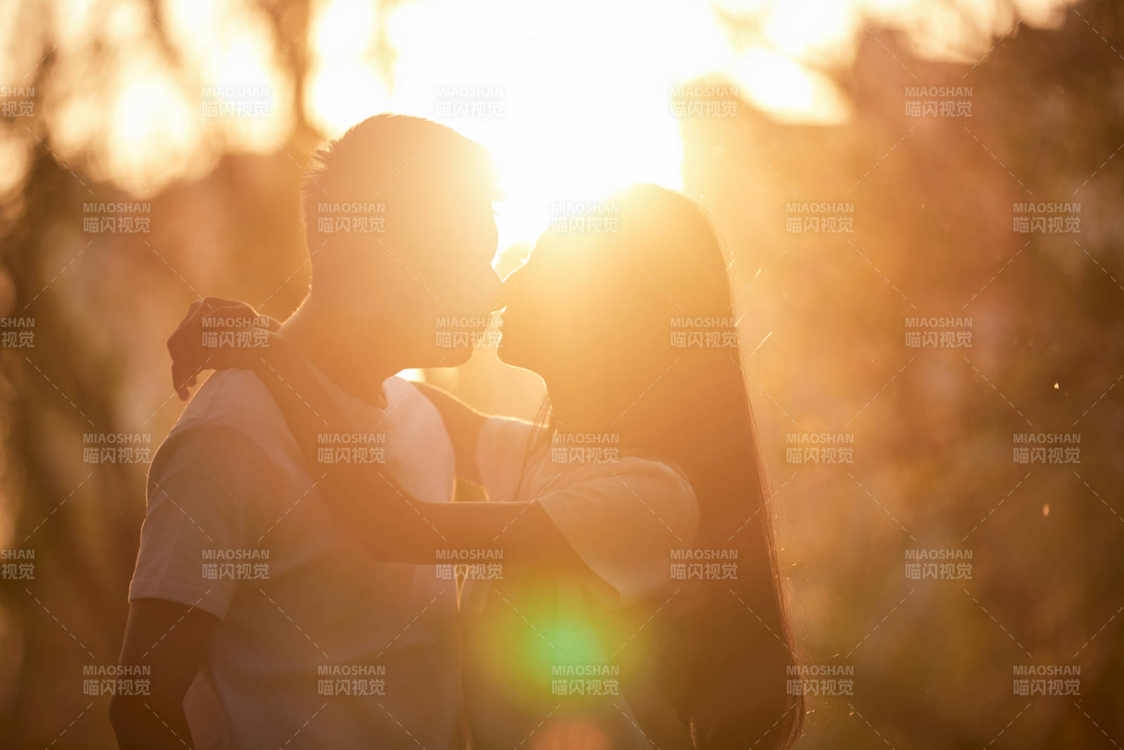 户外在夕阳下的恩爱年轻情侣