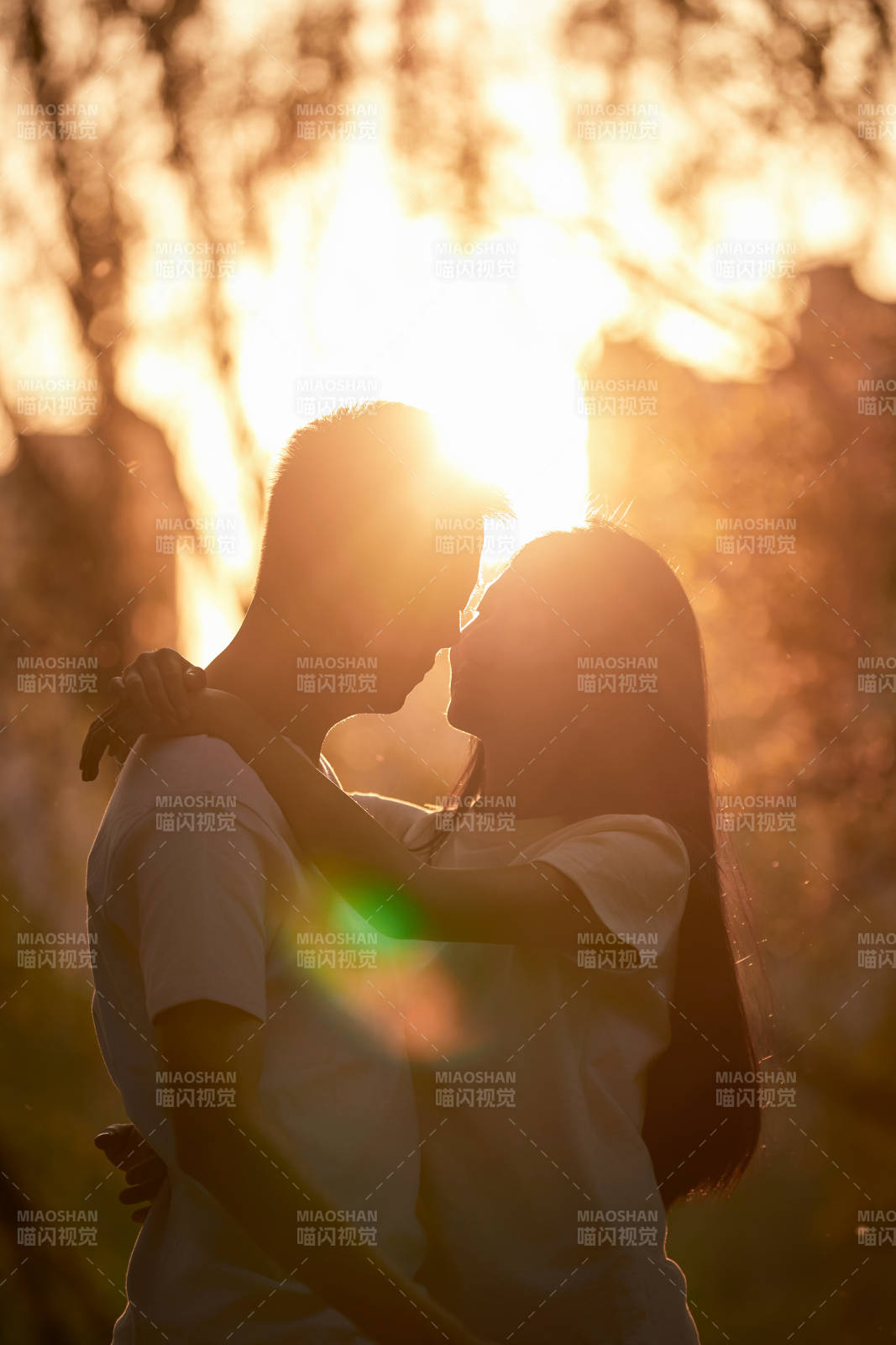 户外在夕阳下的恩爱年轻情侣