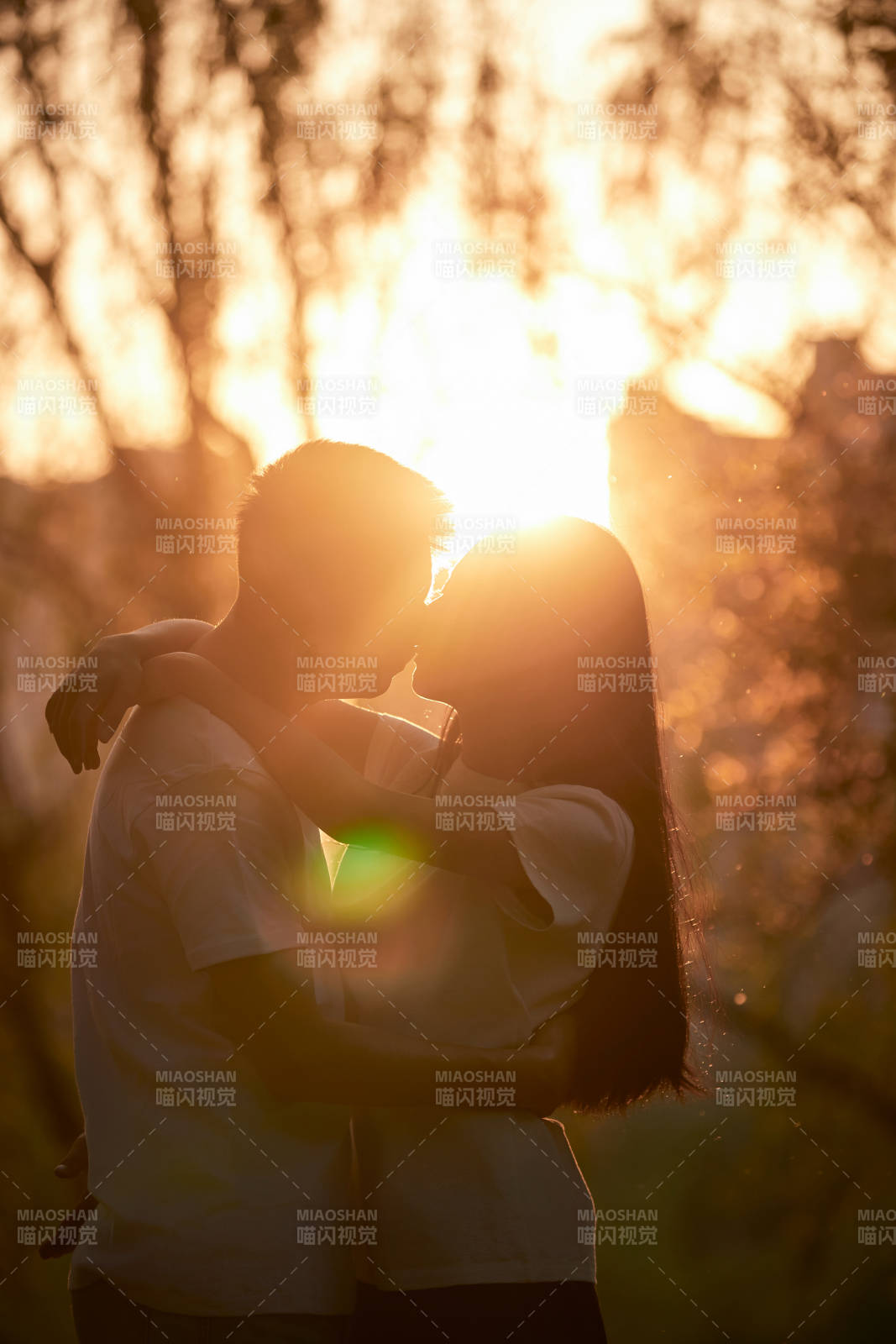 户外在夕阳下的恩爱年轻情侣