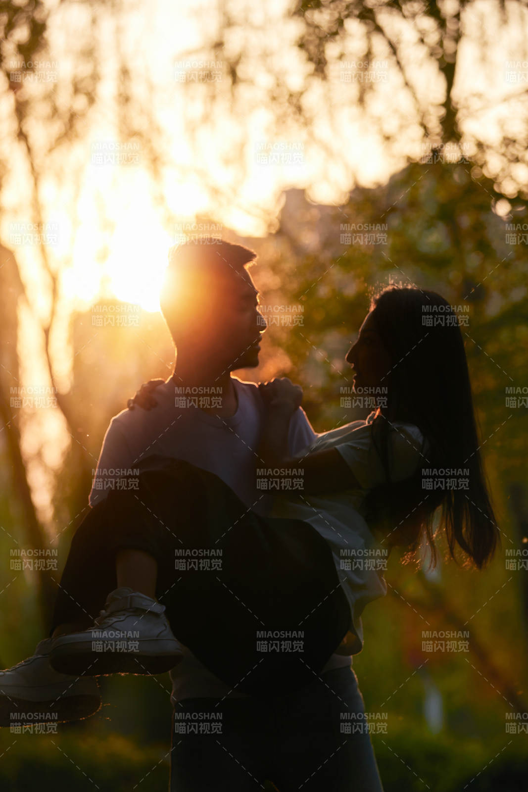 户外在夕阳下的恩爱年轻情侣