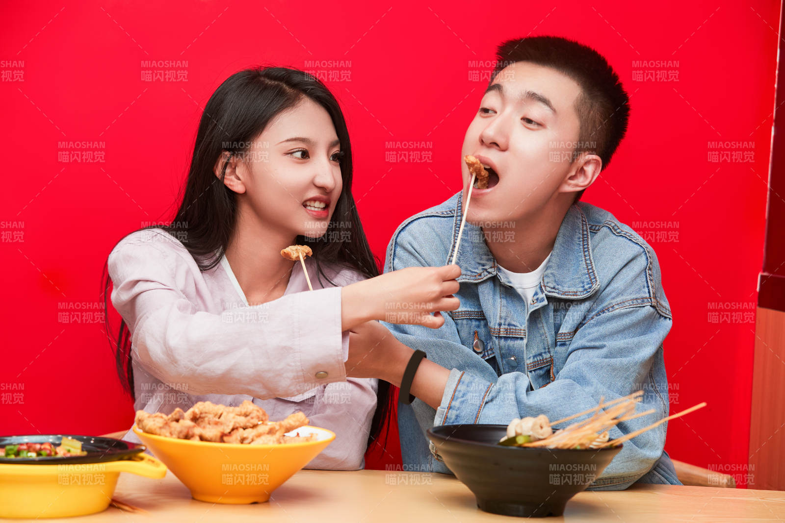 餐厅里吃饭的年轻情侣图片