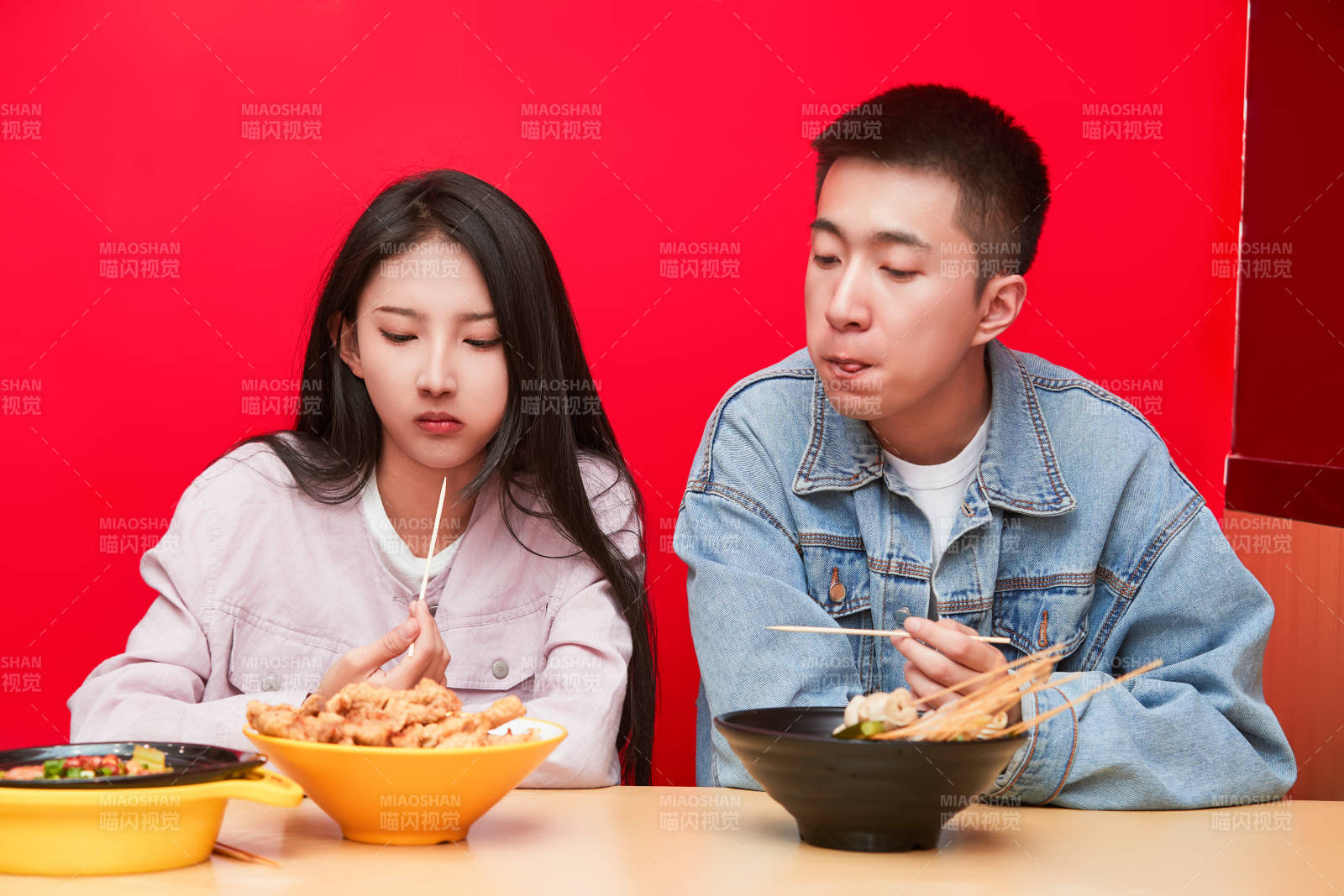 餐厅里吃饭的年轻情侣