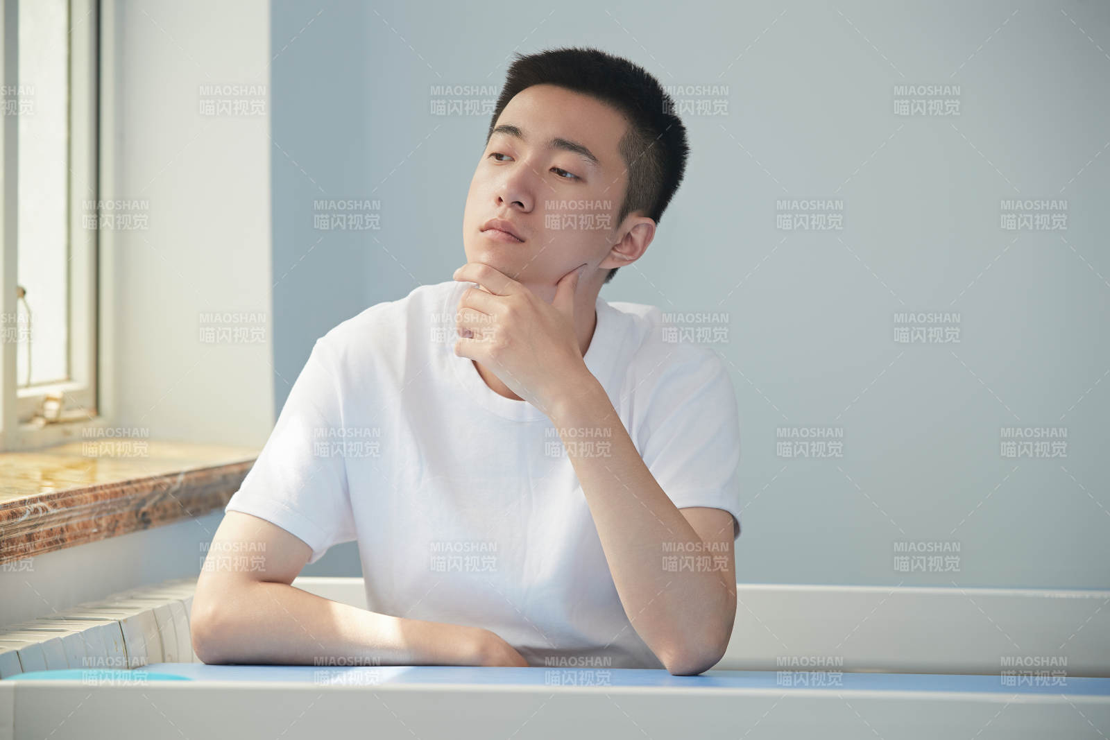 坐在教室里的帅气男青年