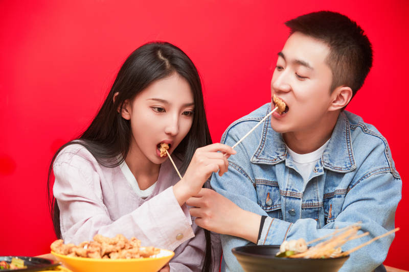 餐厅里吃饭的年轻情侣