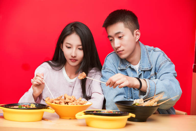 餐厅里吃饭的年轻情侣