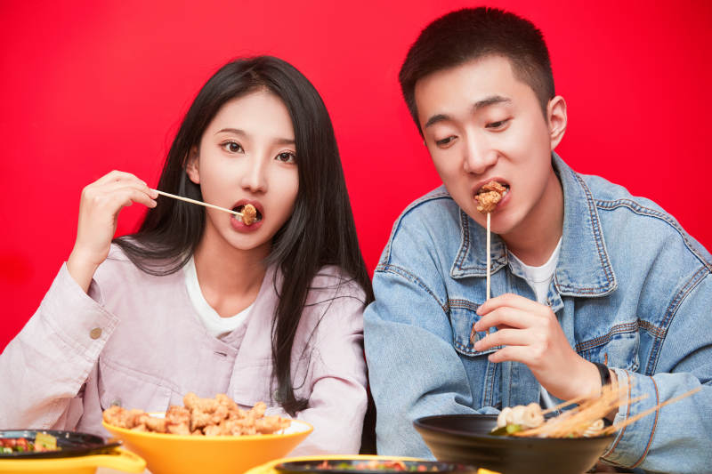 餐厅里吃饭的年轻情侣