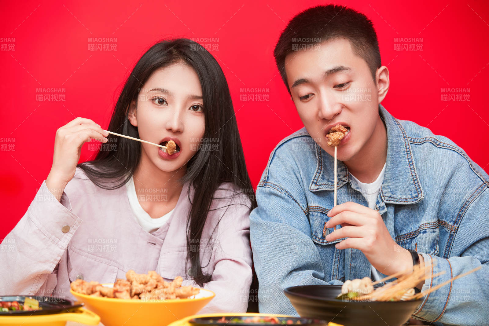 餐厅里吃饭的年轻情侣