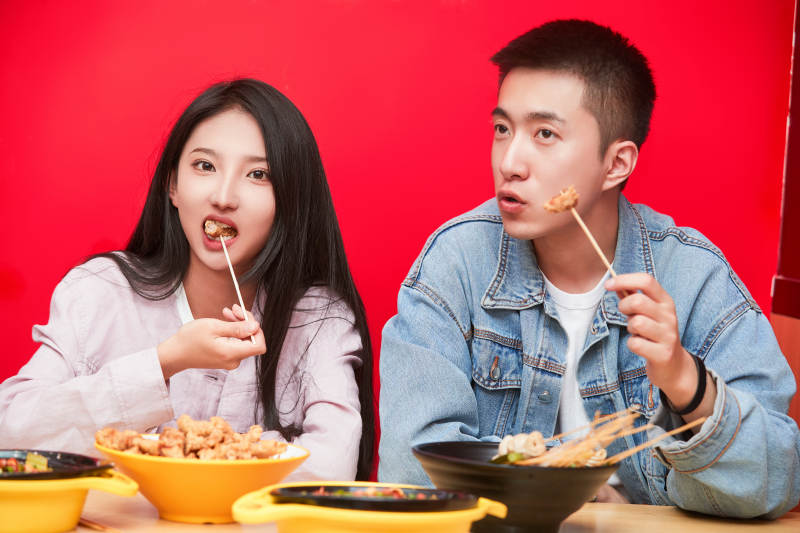 餐厅里吃饭的年轻情侣