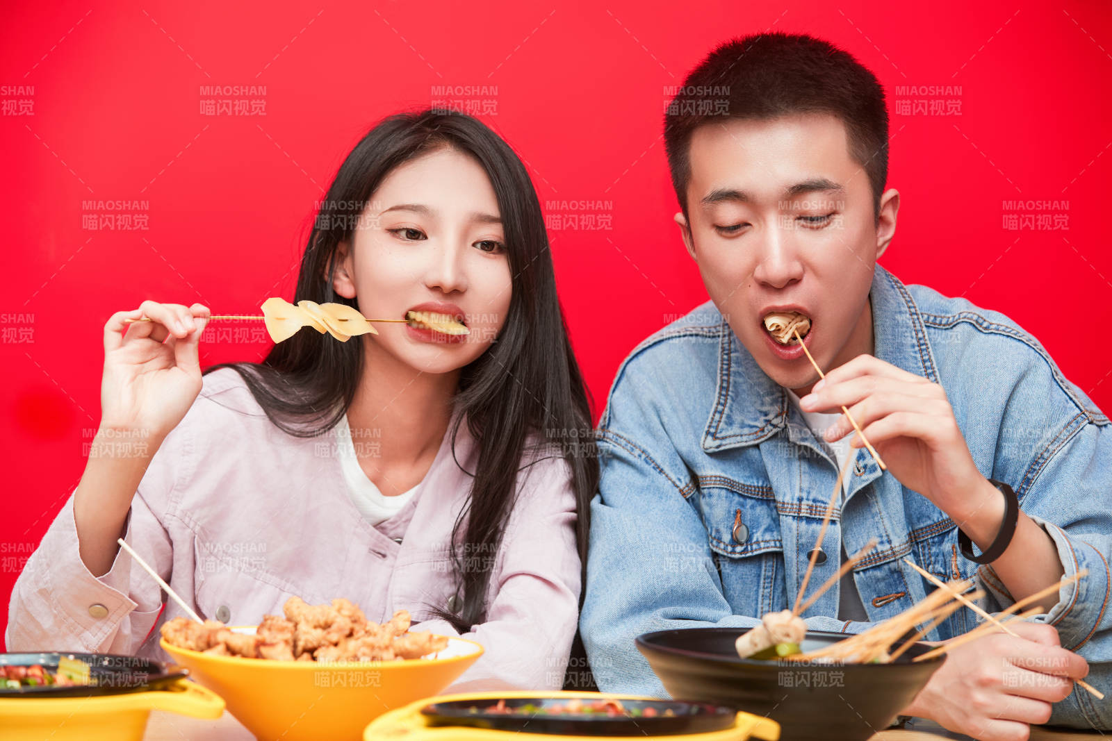 餐厅里吃饭的年轻情侣