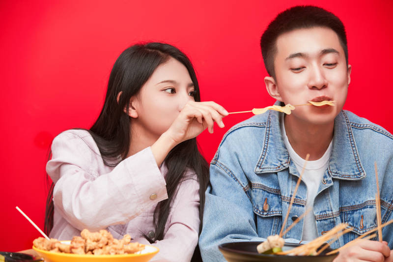 餐厅里吃饭的年轻情侣