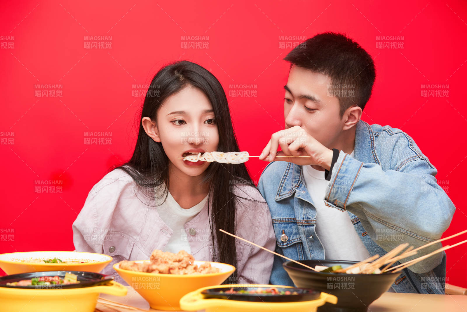 餐厅里吃饭的年轻情侣