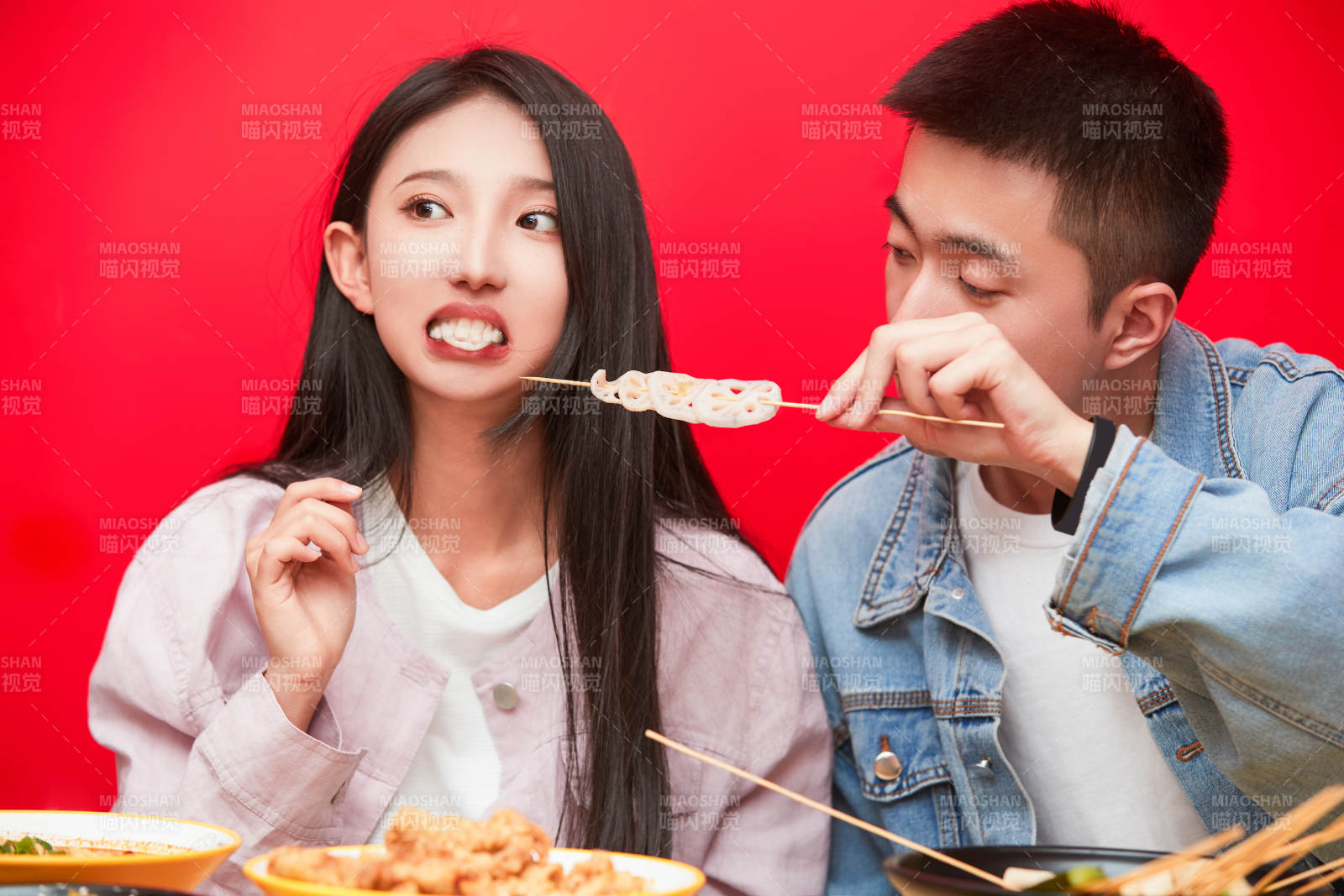 餐厅里吃饭的年轻情侣