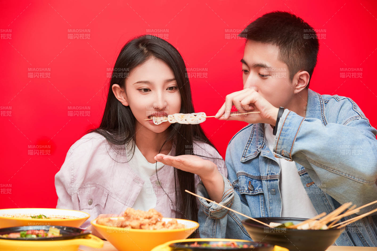 餐廳里吃飯的年輕情侶