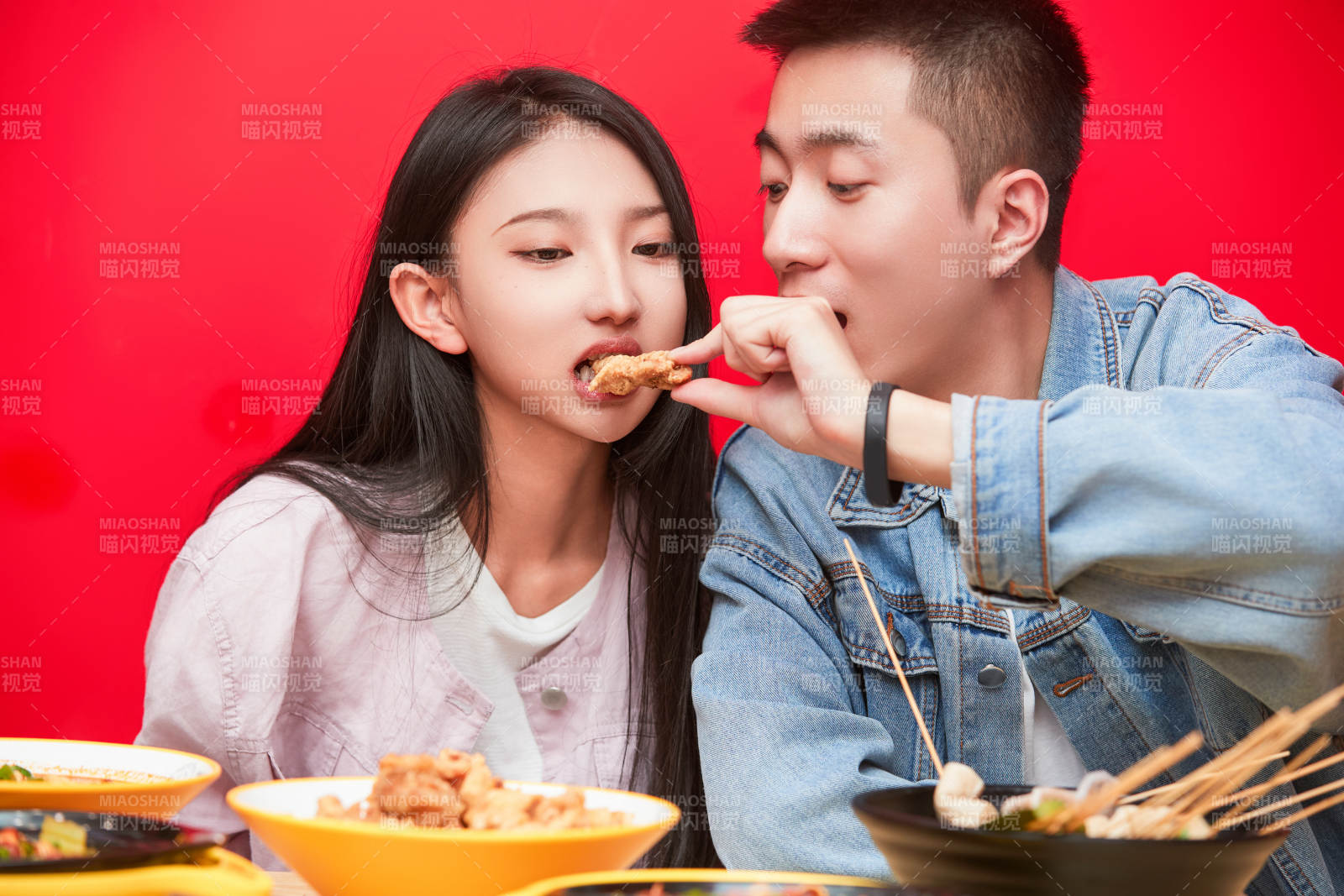 餐厅里吃饭的年轻情侣