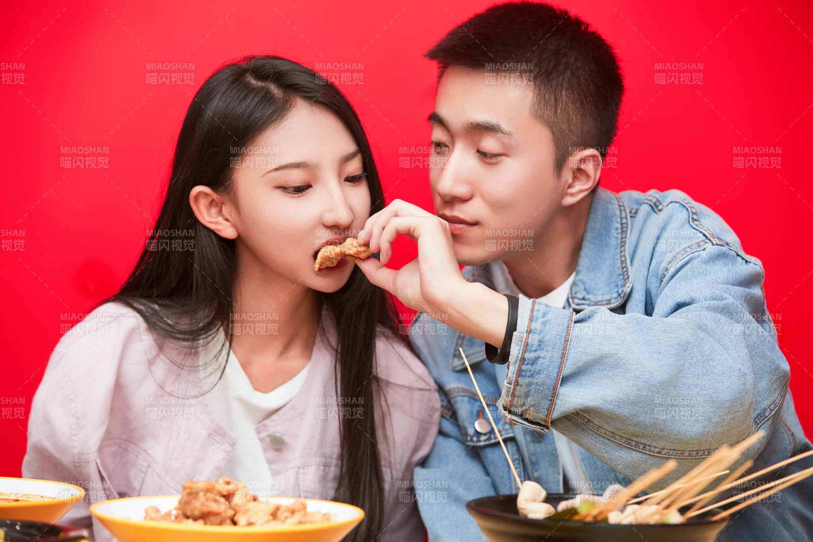 餐廳里吃飯的年輕情侶