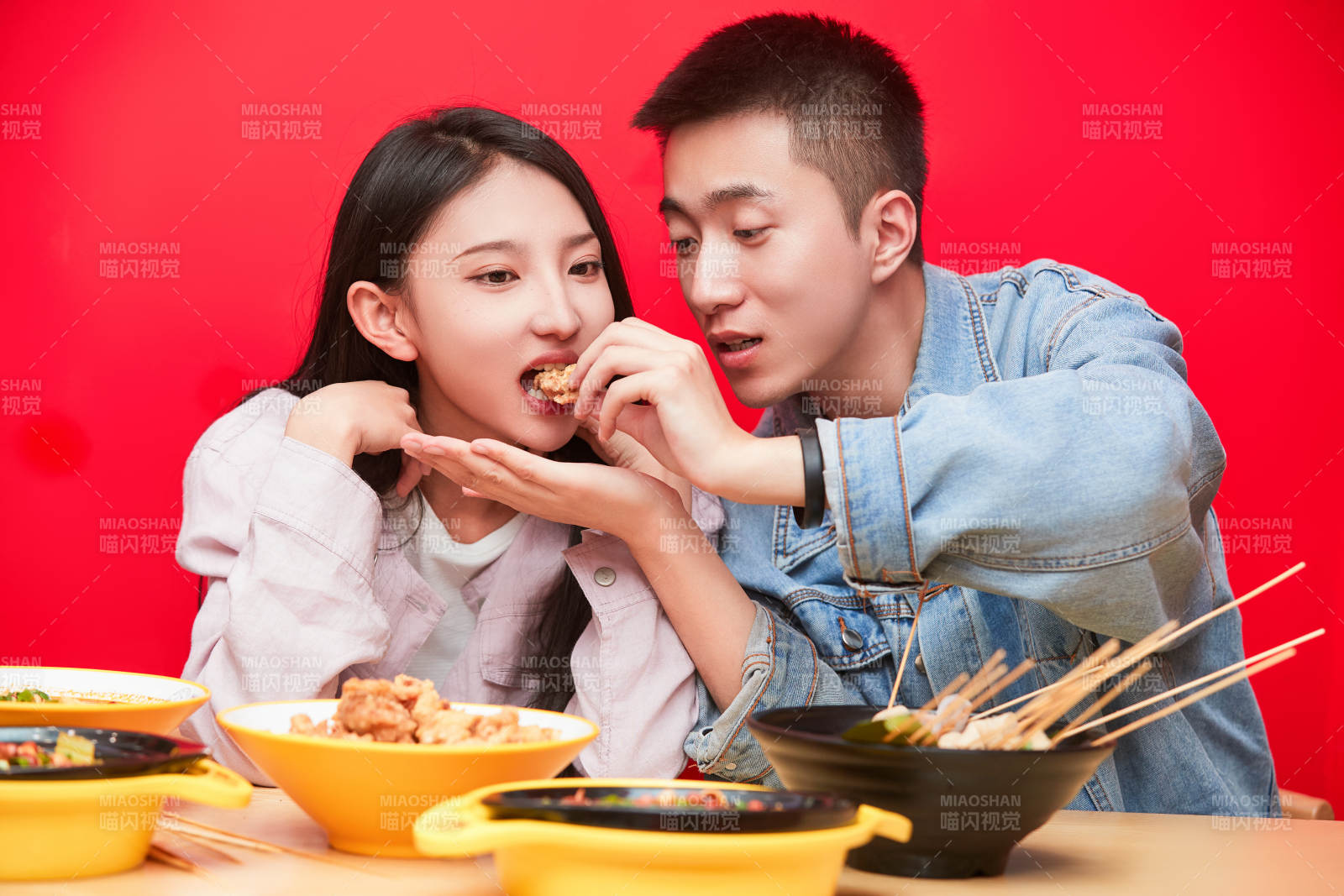 餐厅里吃饭的年轻情侣