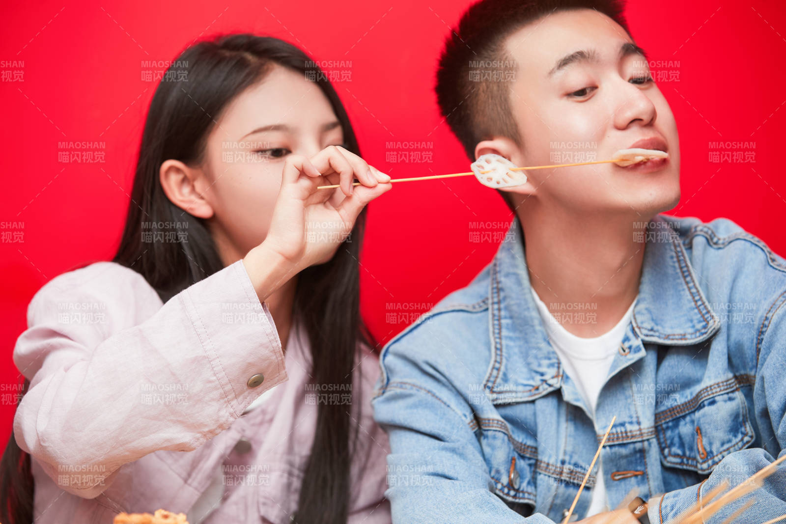 餐厅里吃饭的年轻情侣