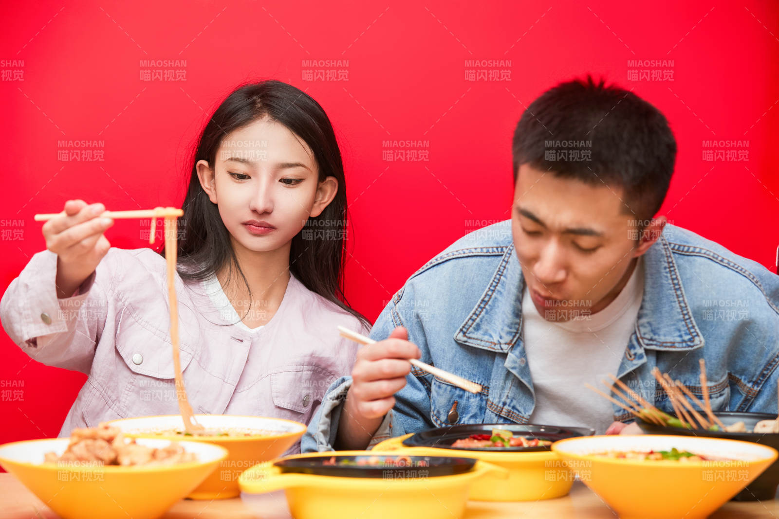 餐厅里吃饭的年轻情侣