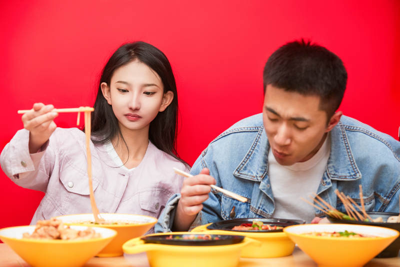 餐厅里吃饭的年轻情侣