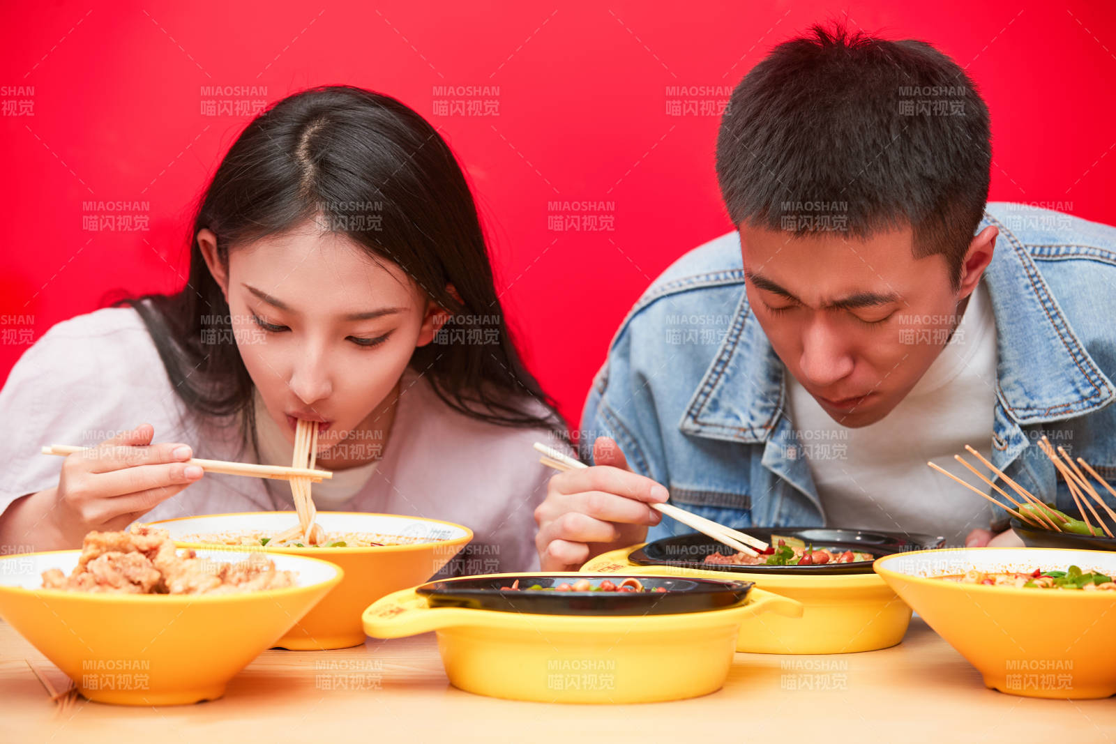 餐厅里吃饭的年轻情侣