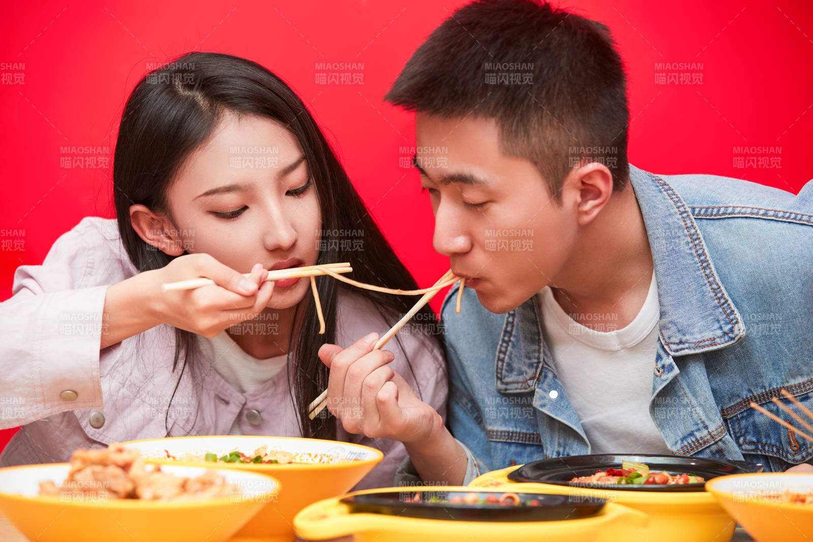 餐廳里吃飯的年輕情侶