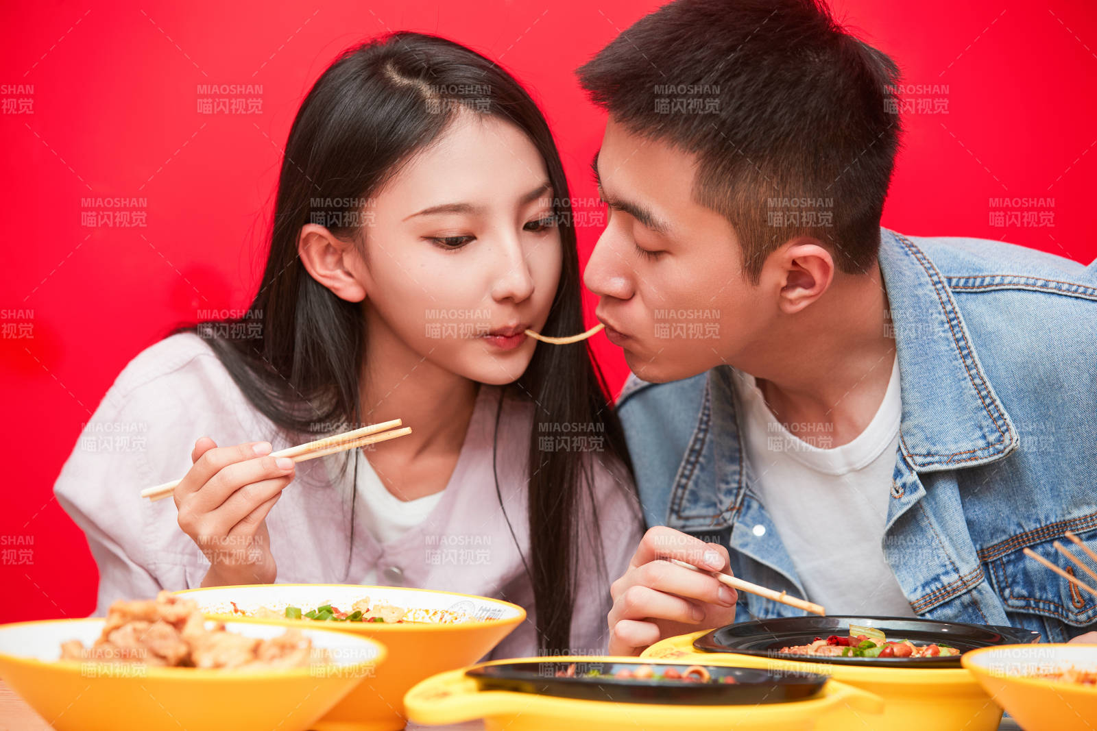 餐厅里吃饭的年轻情侣