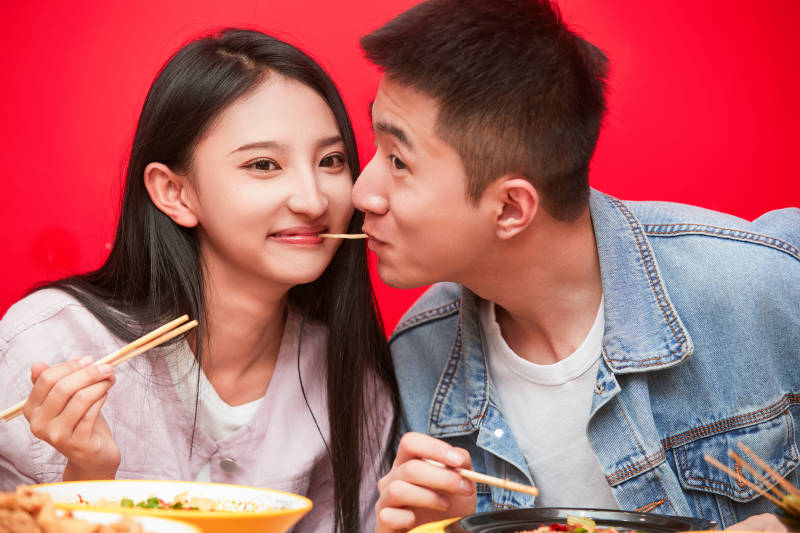 餐厅里吃饭的年轻情侣