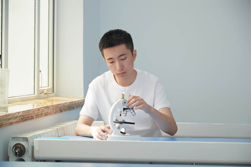 坐在教室里的帅气男青年