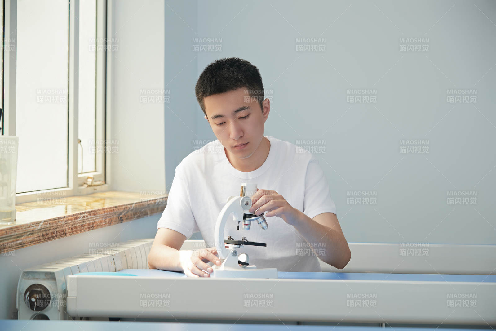 坐在教室里的帅气男青年