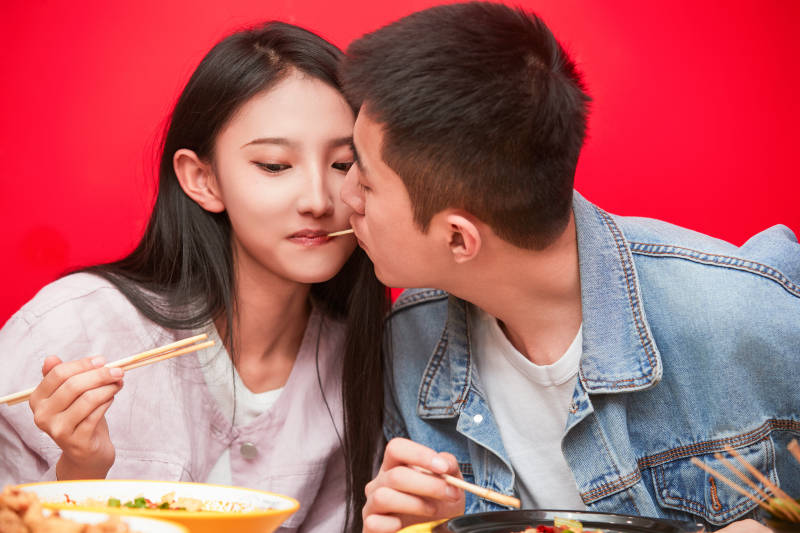 餐厅里吃饭的年轻情侣