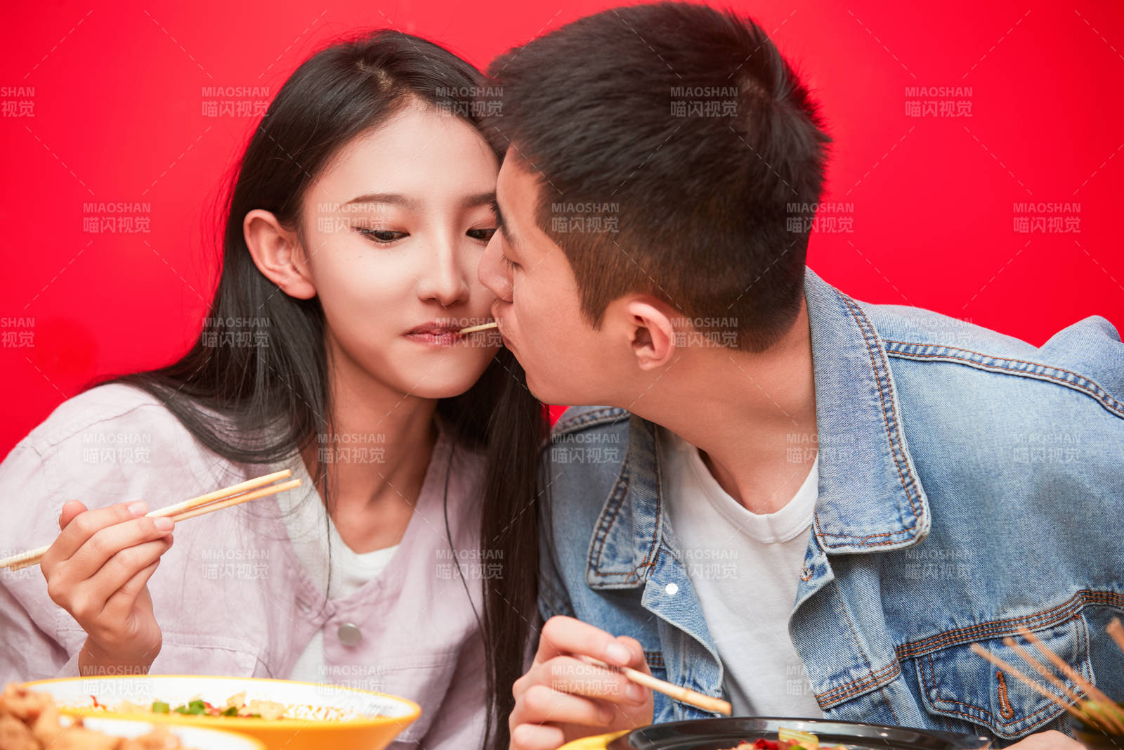 餐厅里吃饭的年轻情侣